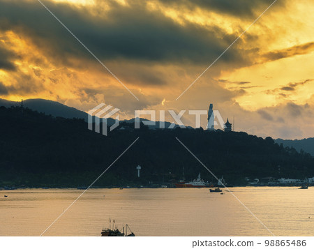 Da Nang, Vietnam Dawn Sky and Lin Ung Temple 98865486