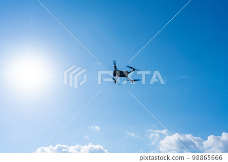無人機和藍天 無人機和藍天 98865666