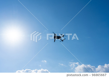 無人機和藍天 98865667