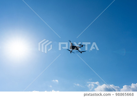 無人機和藍天 98865668