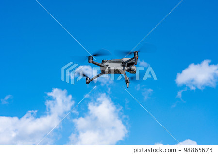 無人機和藍天 無人機和藍天 98865673