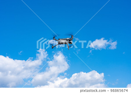 無人機和藍天 無人機和藍天 98865674