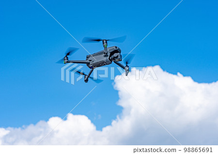 無人機和藍天 98865691