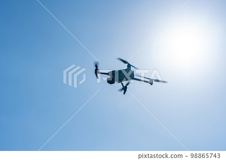 無人機和藍天 無人機和藍天 98865743