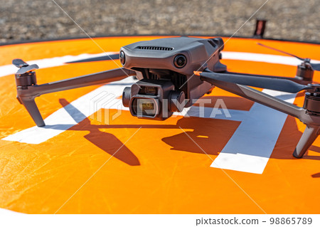 Drone and landing pad 98865789