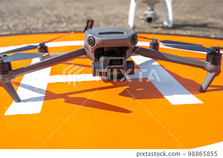 無人機和著陸墊 無人機和著陸墊 98865855
