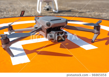 Drone and landing pad Drone and landing pad 98865858