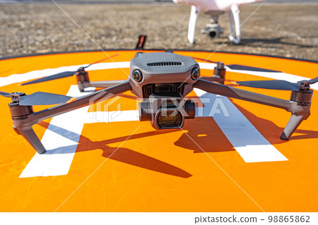 Drone and landing pad 98865862