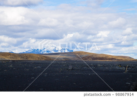 Dirt road along central highlands of Iceland. Dirt road along central highlands of Iceland. 98867914