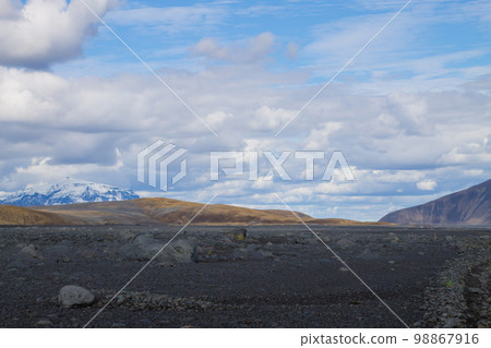 Dirt road along central highlands of Iceland. 98867916