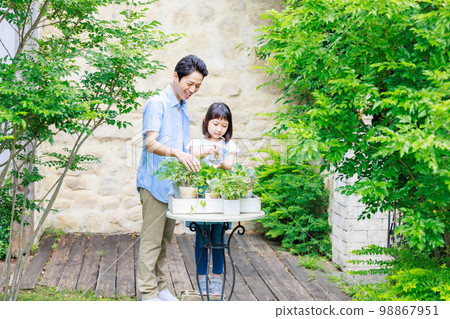 Girl gardening with her dad Girl gardening with her dad 98867951