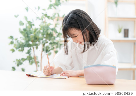 正在參加考試的小學生 98868429