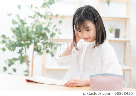 正在參加考試的小學生 98868430