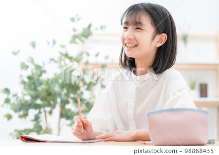 正在參加考試的小學生 98868435