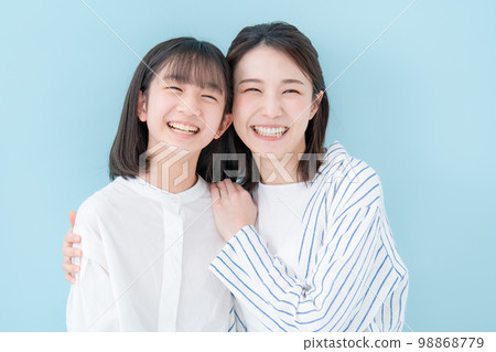 好朋友、母親和女兒，藍色背景 98868779