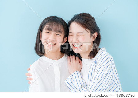 好朋友、母親和女兒，藍色背景 98868786