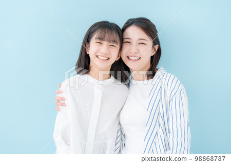 Good friends, mother and daughter, blue background 98868787