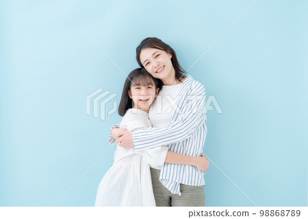 好朋友、母親和女兒，藍色背景 98868789