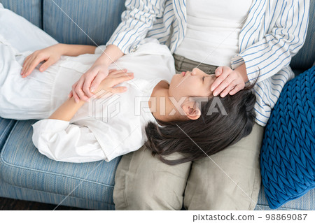 身體狀況不佳發燒的親子 98869087