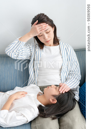 身體狀況不佳發燒的親子 98869098