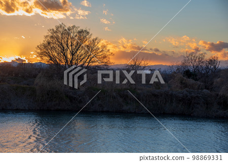 Arakawa, near the confluence of the Iruma River Akanezora, winter scenery 98869331