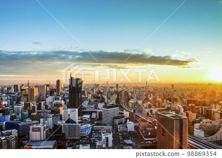 Looking down on the city of Nagoya in the morning sun 98869354