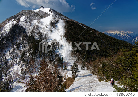 從常念山的橫斷面看到的Chogatake山和Choyari Peak 從常念山的橫斷面看到的Chogatake山和Choyari Peak 98869749