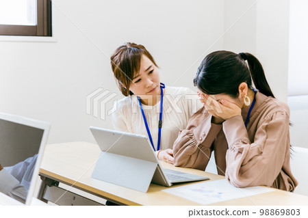 女商人在公司辦公室/會議室安慰哭泣的員工（亞洲/日本/中國） 98869803