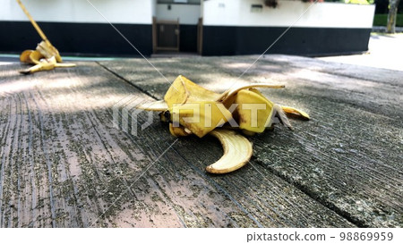 香蕉皮掉落 香蕉皮掉落 98869959
