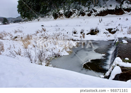 Scenery of snow on the river 98871181