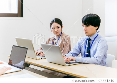 商業女性和男性在公司辦公室/會議室盯著他們的競爭對手(敵意、憤怒、騷擾、忽視、厭惡) 商業女性和男性在公司辦公室/會議室盯著他們的競爭對手(敵意、憤怒、騷擾、忽視、厭惡) 98871210