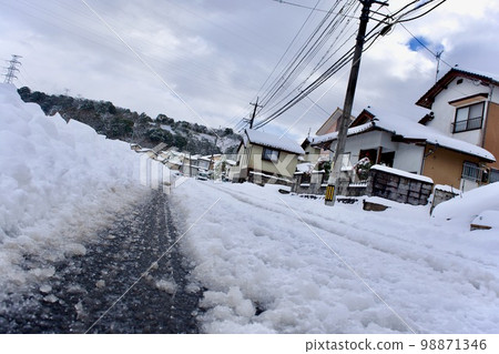 路上有輪胎痕蹟的雪景 路上有輪胎痕蹟的雪景 98871346
