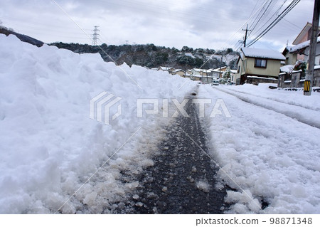 路上有輪胎痕蹟的雪景 路上有輪胎痕蹟的雪景 98871348