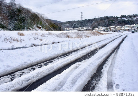 路上有輪胎痕蹟的雪景 路上有輪胎痕蹟的雪景 98871352