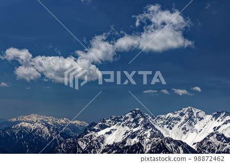 The Hotaka mountain range and Mt. Norikura seen from the Jonendake ridgeline of the Northern Alps 98872462