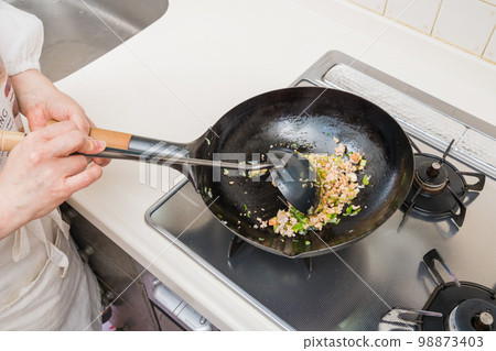 [Make mapo eggplant, mix minced meat with green onions and gochujang] 98873403