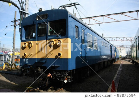 145 series trains stopping at the depot 98873594