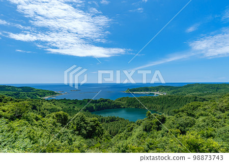 [Oga Peninsula, Akita Prefecture] A superb view of the Sea of Japan from Hachibodai. Toga Bay is also famous as a beach 98873743