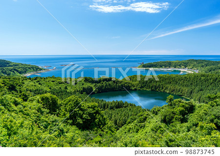 [Oga Peninsula, Akita Prefecture] A superb view of the Sea of Japan from Hachibodai. Toga Bay is also famous as a beach 98873745