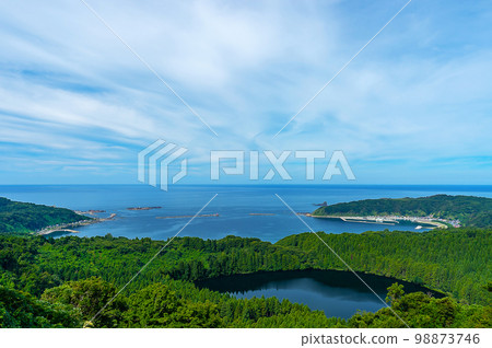 [Oga Peninsula, Akita Prefecture] A superb view of the Sea of Japan from Hachibodai. Toga Bay is also famous as a beach 98873746