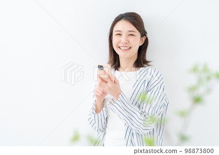 Smartphone female influencer Smartphone female influencer 98873800