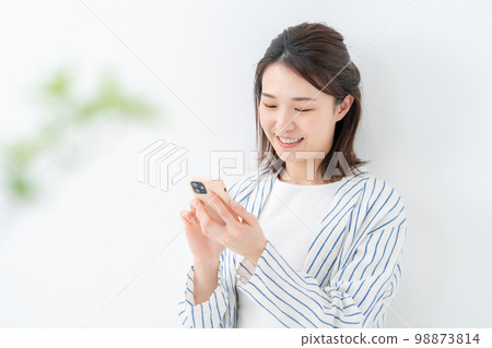 Smartphone female influencer 98873814