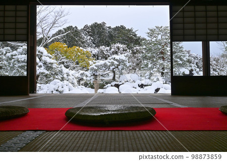 The snow garden of Myomanji Temple in Iwakura, Kyoto, where you meditate on a winter morning The snow garden of Myomanji Temple in Iwakura, Kyoto, where you meditate on a winter morning 98873859