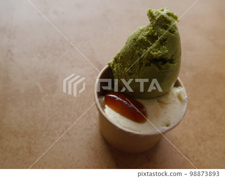 Matcha and vanilla gelato in a cup 98873893
