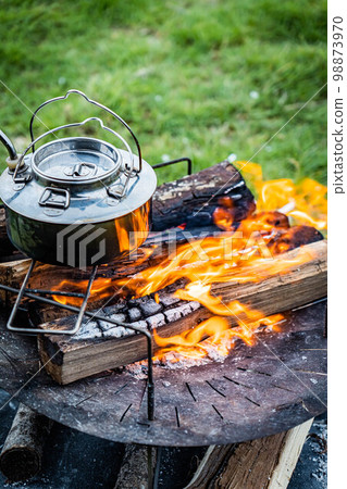 露營裝備燈篝火篝火火焰燈油燈水壺自然草坪 98873970