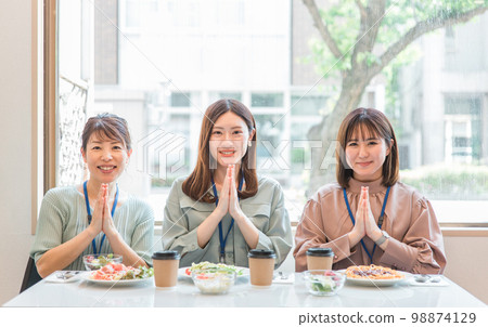 舉辦女生派對的女性朋友，同事，朋友，媽媽朋友，咖啡廳，餐廳，餐廳，員工食堂（福利）的午餐 98874129