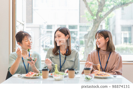 Female friends, colleagues, friends, mom friends who have a girls' party, lunch at a cafe, restaurant, restaurant, employee cafeteria (benefits) 98874131