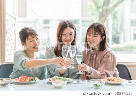 Female friends, colleagues, friends, mom friends who have a girls' party / party at a cafe / restaurant / restaurant Female friends, colleagues, friends, mom friends who have a girls' party / party at a cafe / restaurant / restaurant 98874133