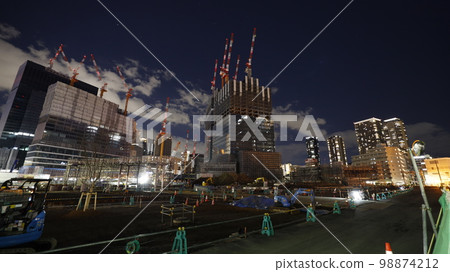 開發項目進行中的梅北二期地區（JR大阪站北側再開發區）的夜景 98874212