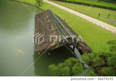 A small boat hut in Okayama Korakuen in May rain 98874245
